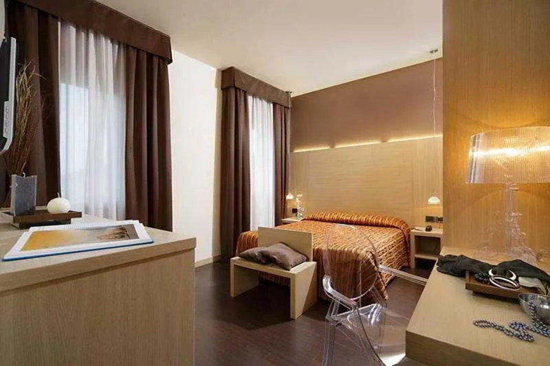 Room, Paris, Venice