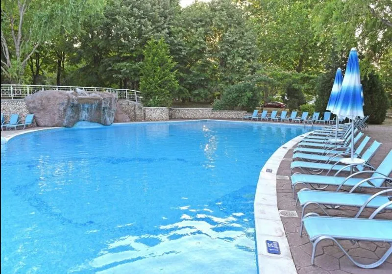 Pool, Althea, Varna