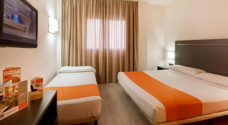 TRIPLE STANDARD Room, H2 Fuenlabrada, Madrid