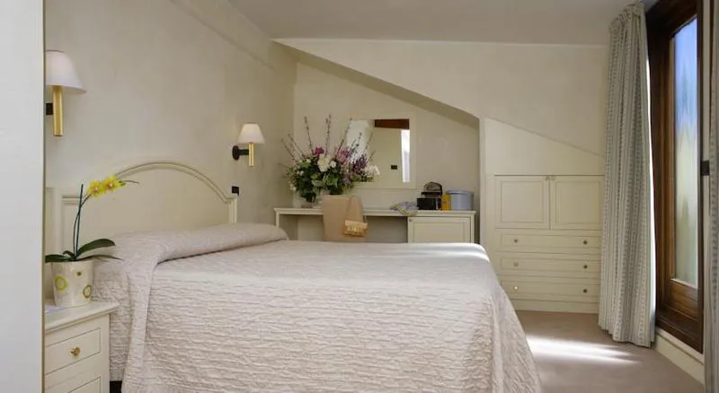 DOUBLE STANDARD Room, Carlton Capri, Venice