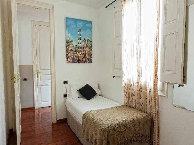 APARTMENT CAPACITY 5 THREE BEDROOM Room, MH Apartments Tetuan, Barcelona