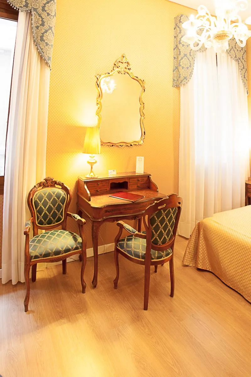 QUADRUPLE STANDARD Room, Hotel Locanda Canal, Venice