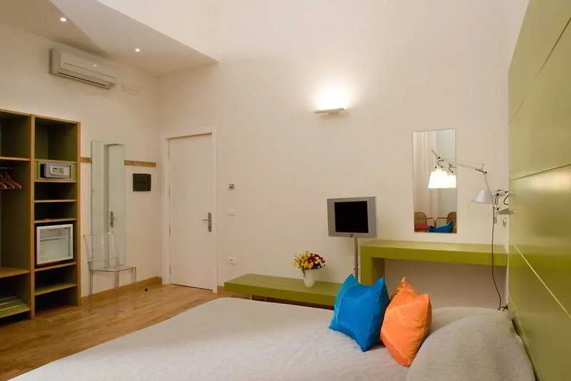 Room, Piazza Bellini, Naples
