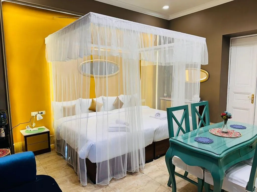 Room, Ga Plus, Cairo