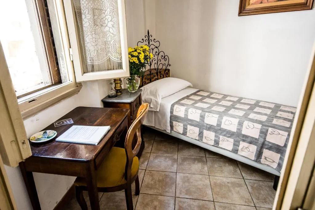 SINGLE WITH SHARED BATHROOM Room, Il Bargellino, Florence