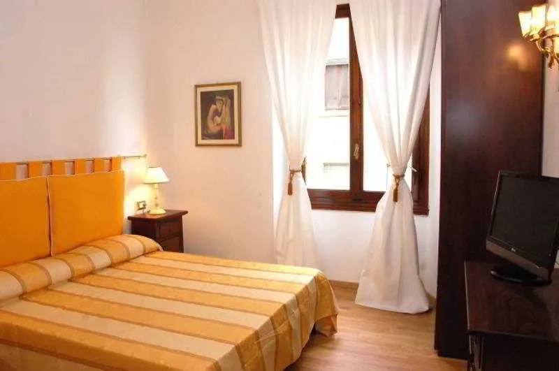 Room, Promenade, Florence