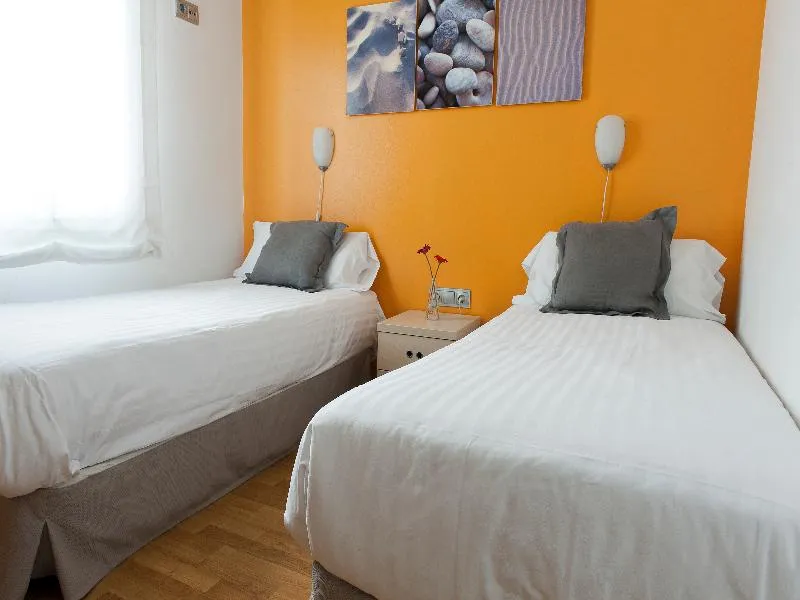 APARTMENT CAPACITY 4 TWO BEDROOMS Room, MH Apartments S. Familia, Barcelona
