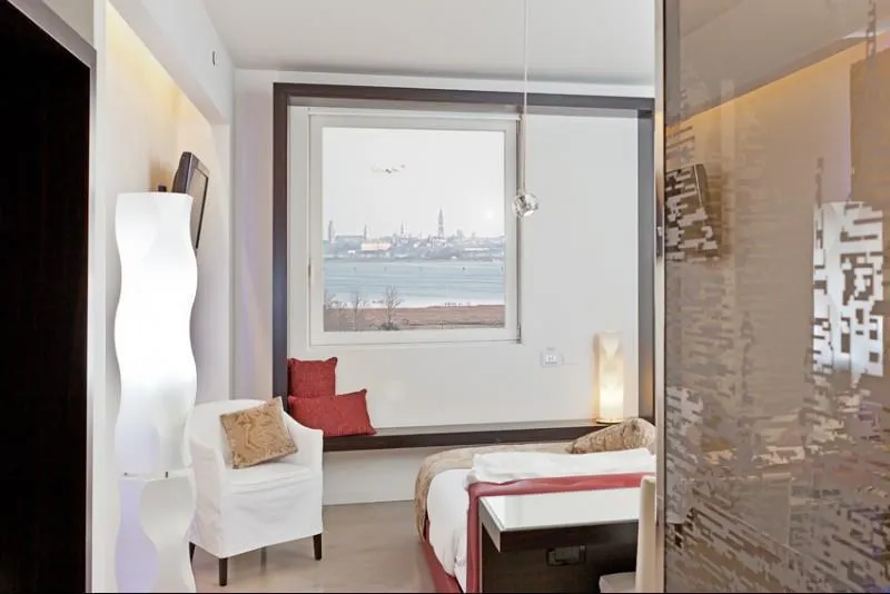 Room, Antony, Venice