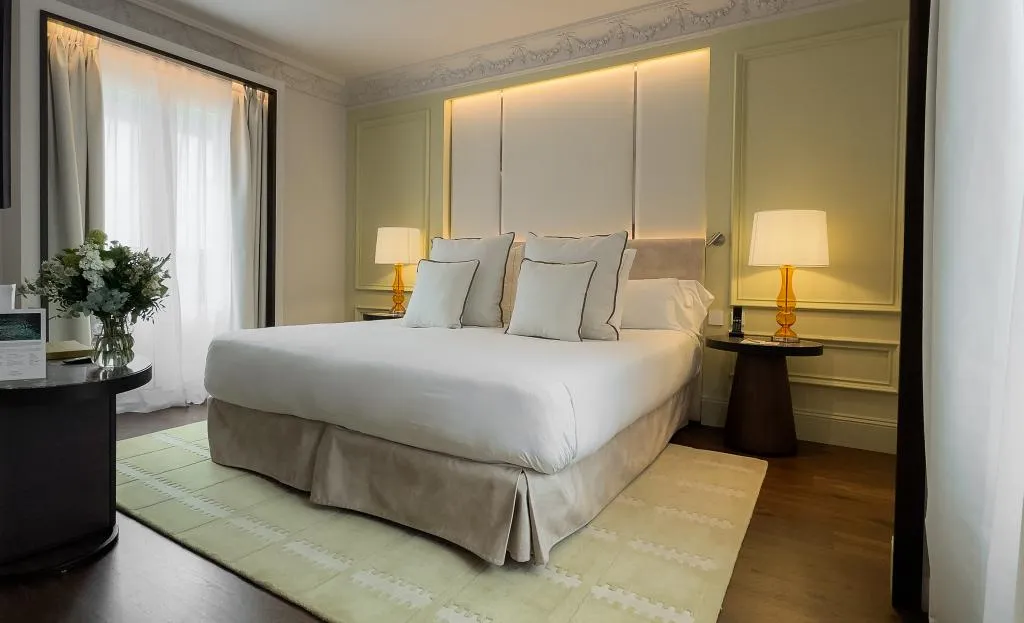 DOUBLE DELUXE Room, Hospes Puerta de Alcalá, Madrid