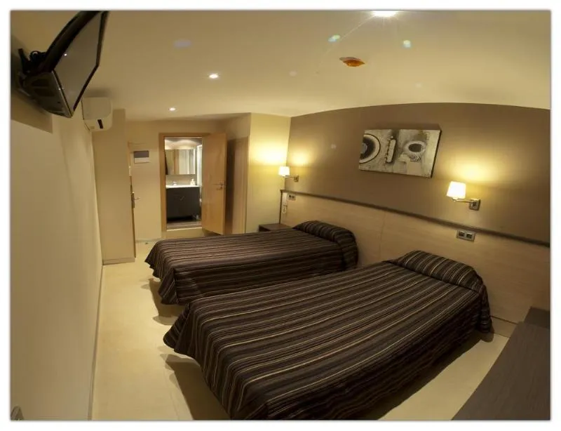 TRIPLE STANDARD Room, Hostal Las Flores, Barcelona