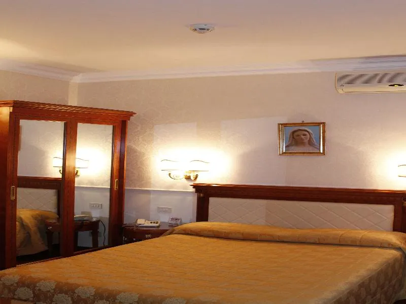 Room, Genio, Rome