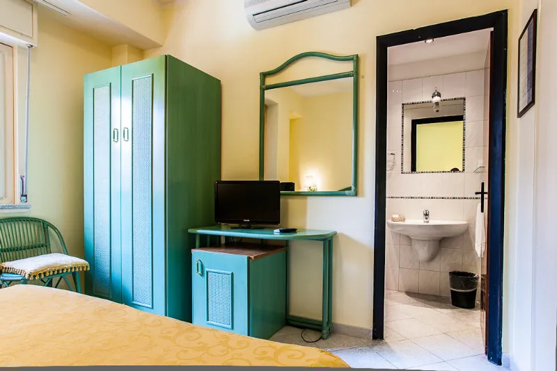 Room, Tysandros, Catania