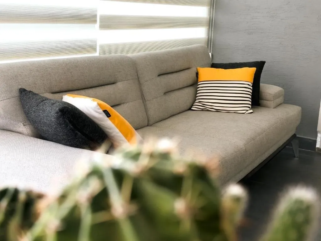 Room, Un Amor Hotel, Dalaman