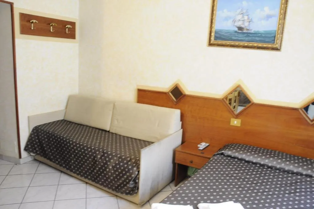 TRIPLE STANDARD Room, Hotel Farini, Rome