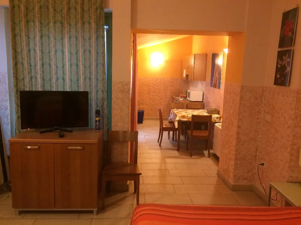 STUDIO CAPACITY 5 Room, Gemini City Centre Studios, Florence
