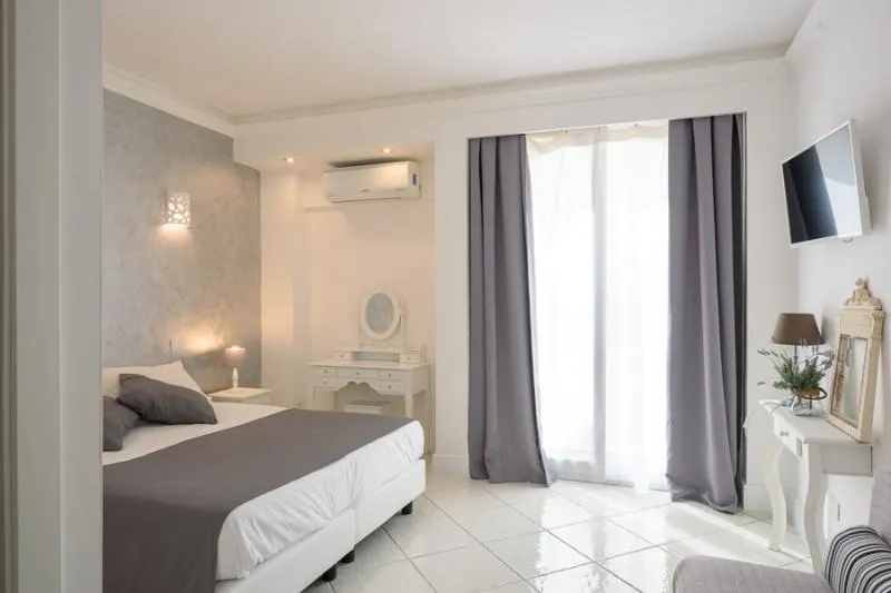 Room, Bussola di Hermes, Naples