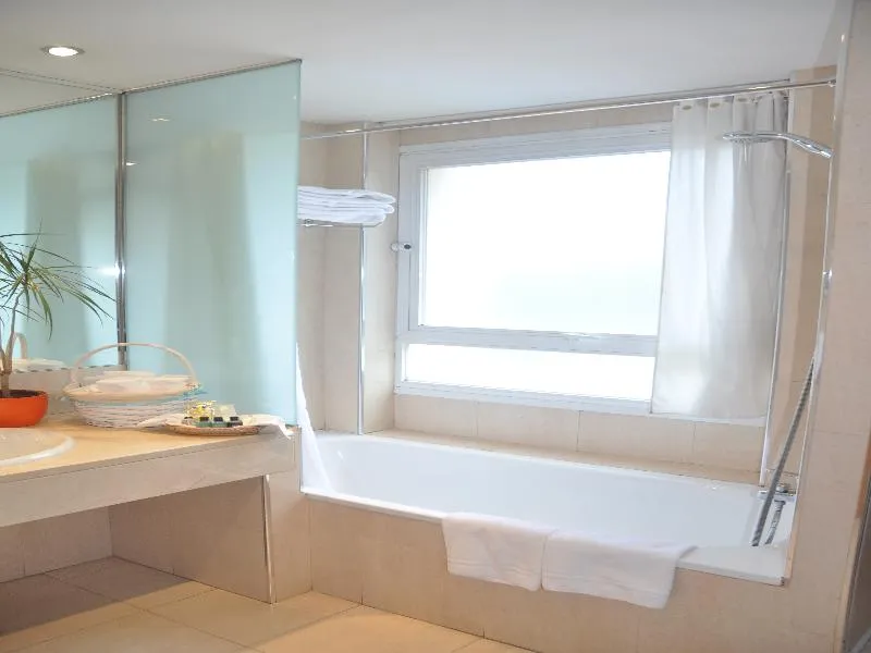 Room, Infanta Mercedes, Madrid