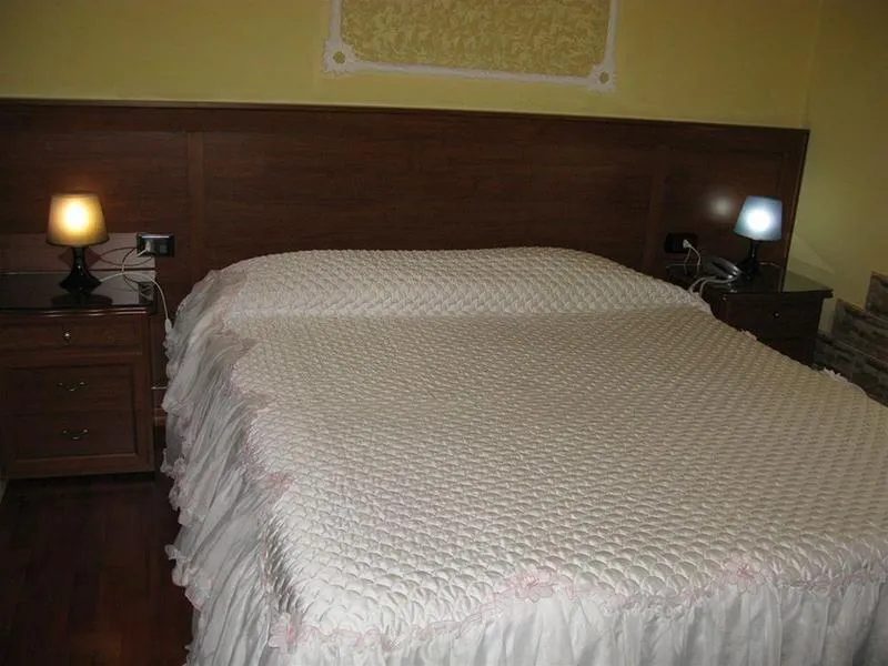 Room, Iris, Naples