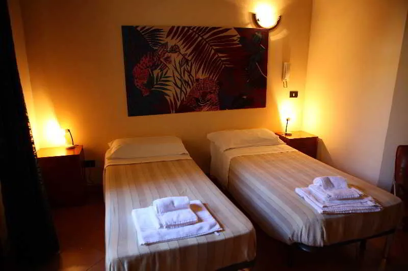 SINGLE STANDARD Room, Art Lincoln, Palermo