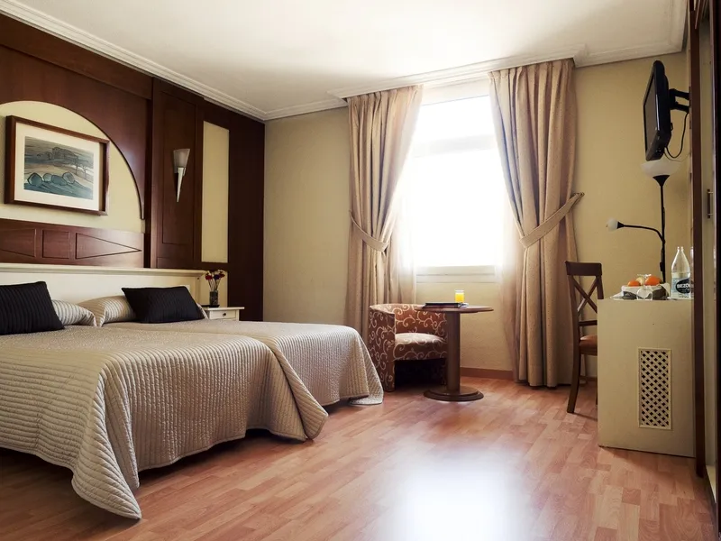 TRIPLE STANDARD Room, Pasarela, Seville