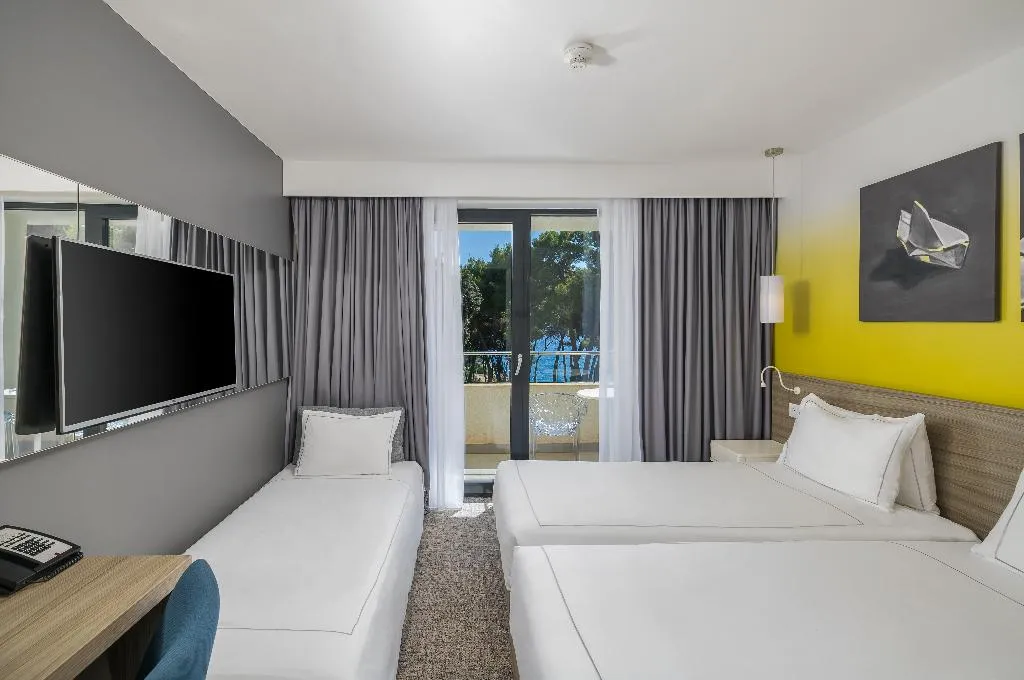 DOUBLE SUPERIOR POOL VIEW Room, Park Plaza Arena Pula, Istria