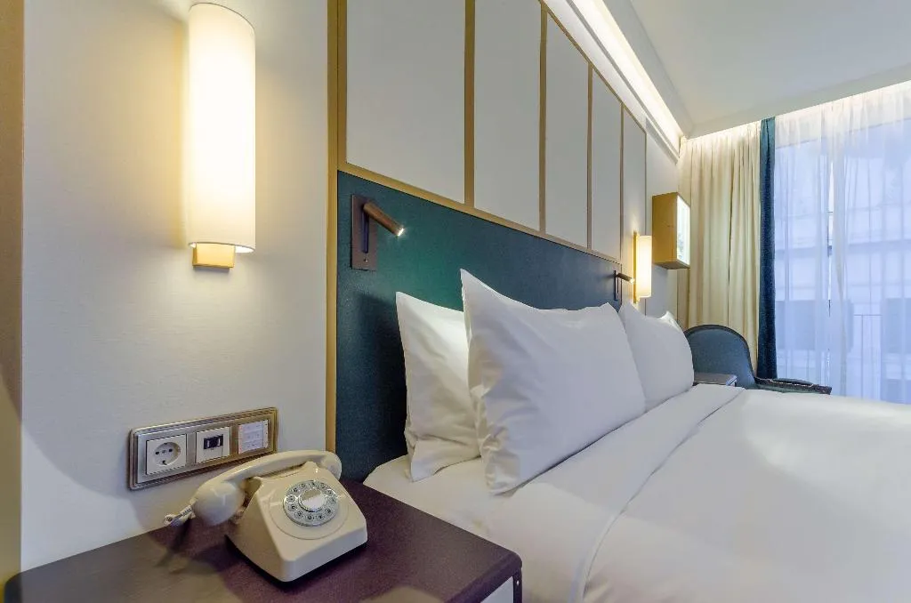 DOUBLE PREMIUM KING BED Room, The Emerald House Lisbon, Curio Collection by Hilt, Lisbon