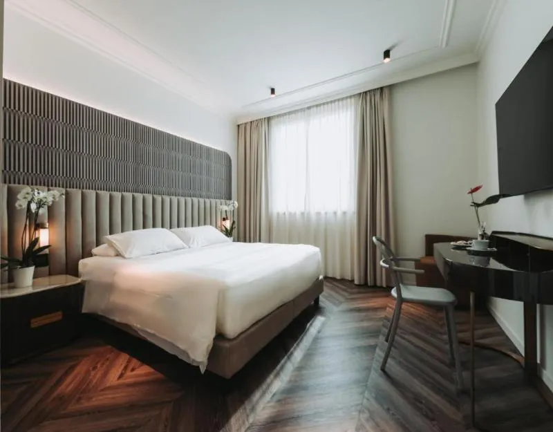 DOUBLE EXECUTIVE Room, Royal Garden Hotel, Milan