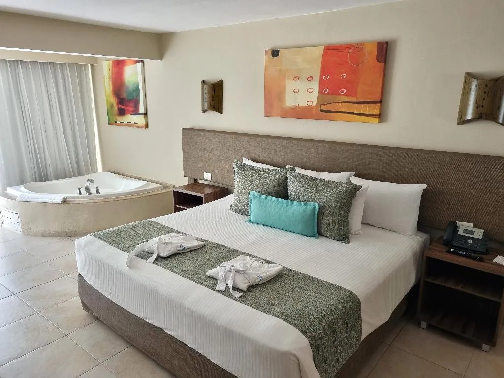 JUNIOR SUITE DELUXE KING BED Room, Ocean Spa Hotel All Inclusive, Cancun Area
