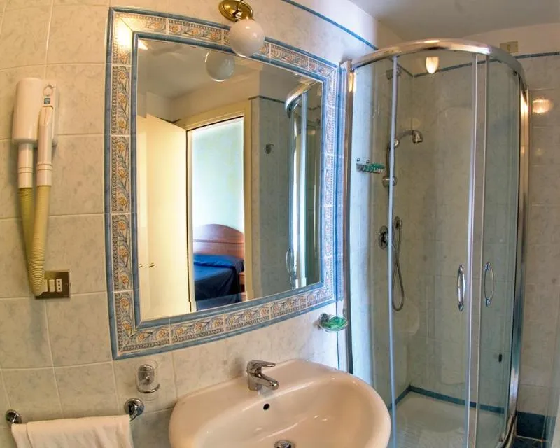 DOUBLE STANDARD Room, Laura, Rome