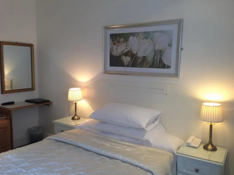 Room, Dergvale, Dublin
