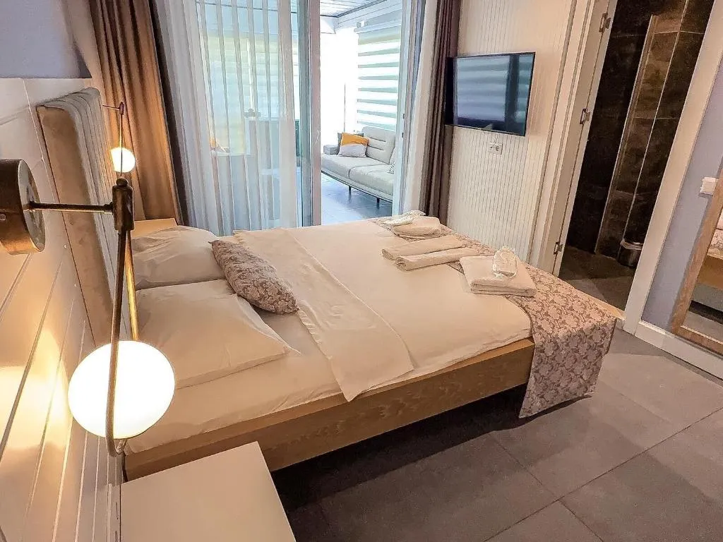 Room, Un Amor Hotel, Dalaman
