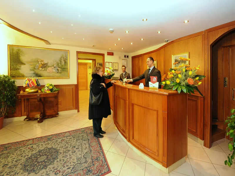 Lobby, Buono, Naples