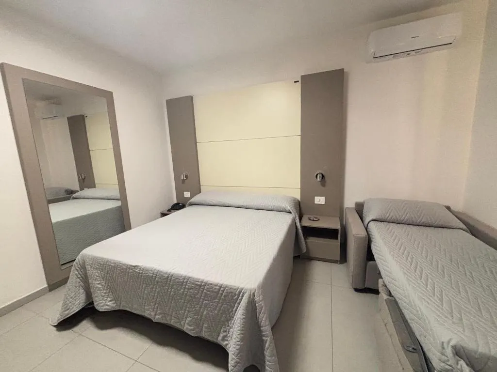 TRIPLE DELUXE Room, Hotel La Mela, Naples