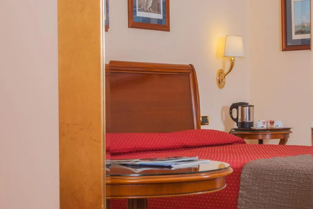 DOUBLE DELUXE Room, Le Cheminee Business Hotel, Naples