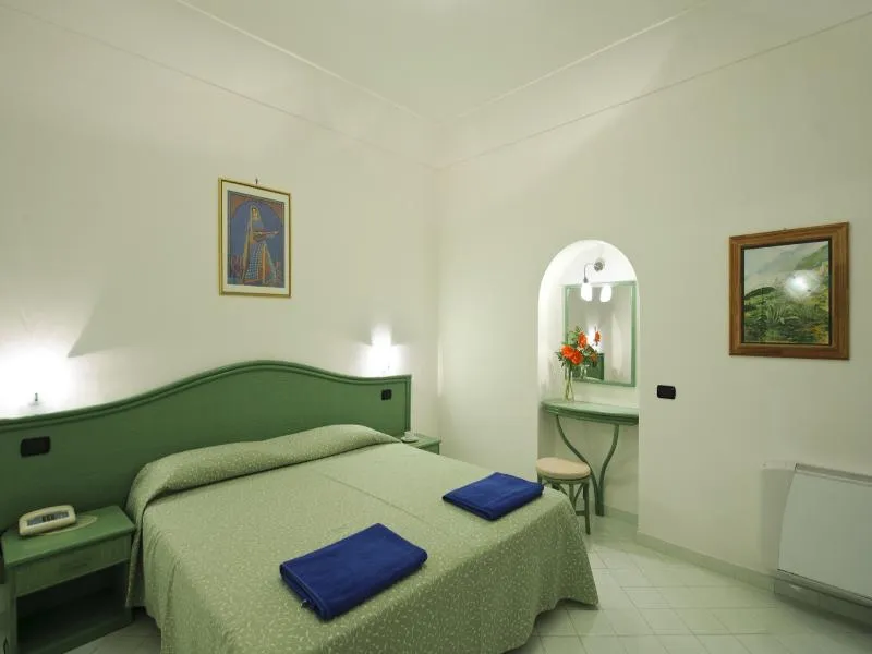 Room, Tramonto D'oro, Naples