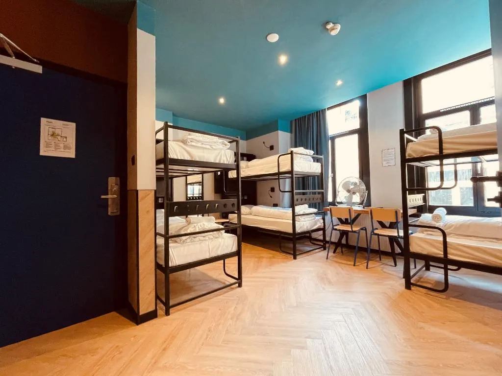 Room CAPACITY 8 Room, Heart Of Amsterdam, Amsterdam