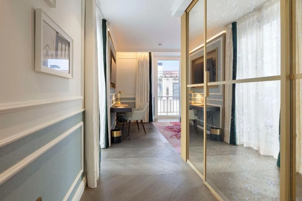 SUITE STANDARD Room, The Emerald House Lisbon, Curio Collection by Hilt, Lisbon
