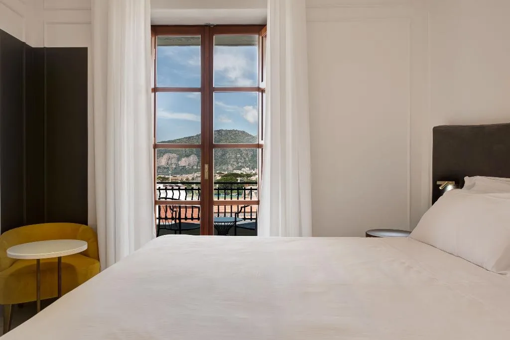 DOUBLE SUPERIOR POOL VIEW Room, Majestic Palace, Naples