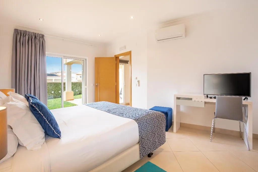 TOWNHOME POOL VIEW Room, NAU Salema Beach Village, Algarve