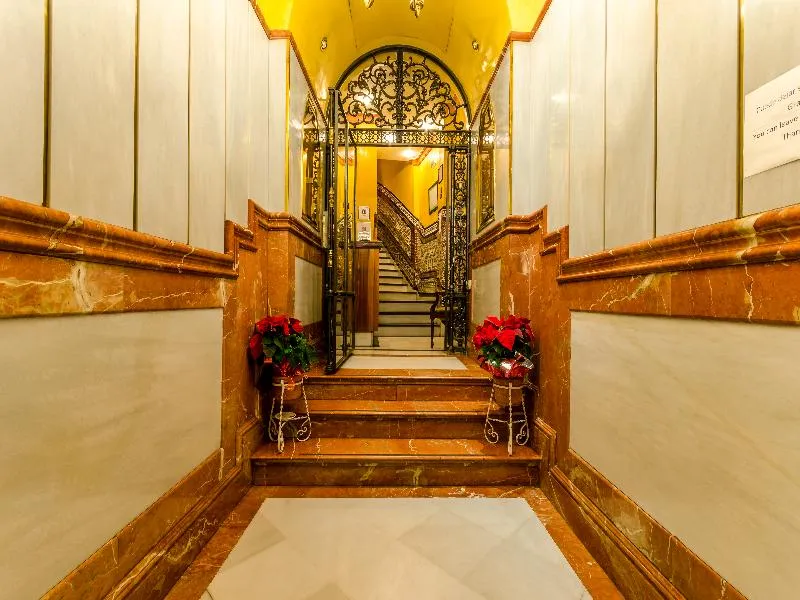 Lobby, Baco, Seville