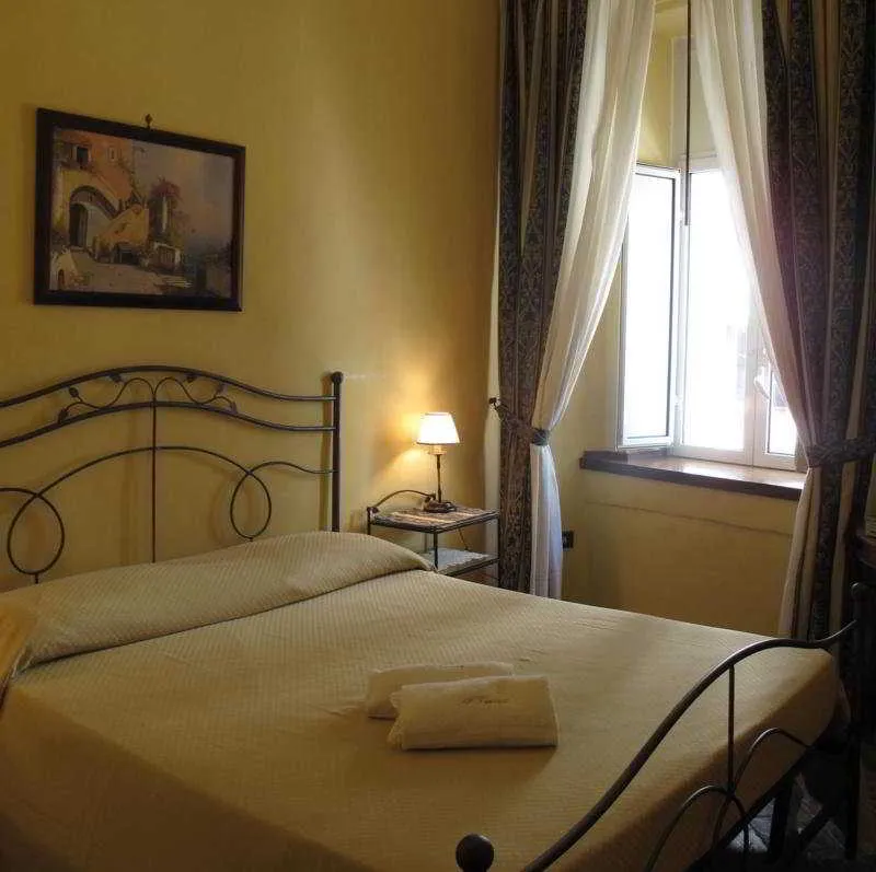 Room, I Visconti, Naples