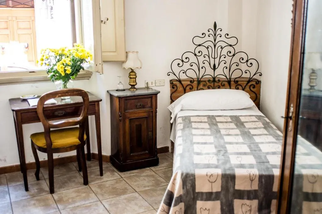 SINGLE WITH SHARED BATHROOM Room, Il Bargellino, Florence