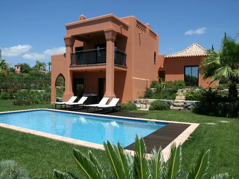 VILLA FOUR BEDROOMS Room, Amendoeira Golf Resort, Algarve