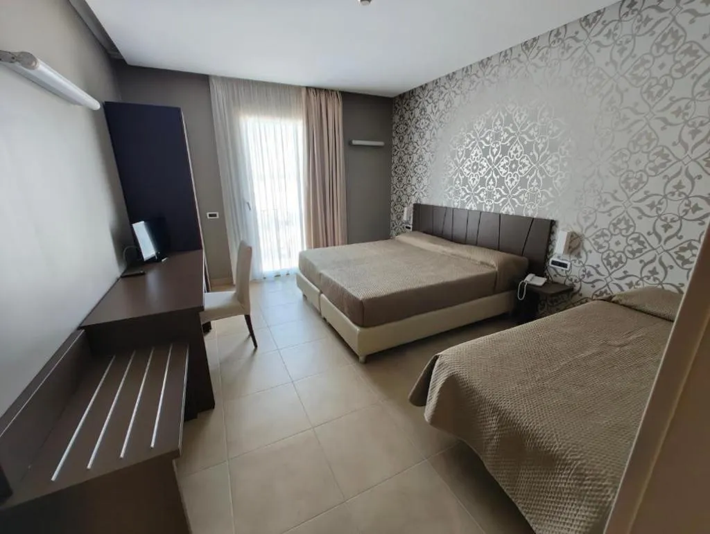 Room, Sunrise Hotel, Naples
