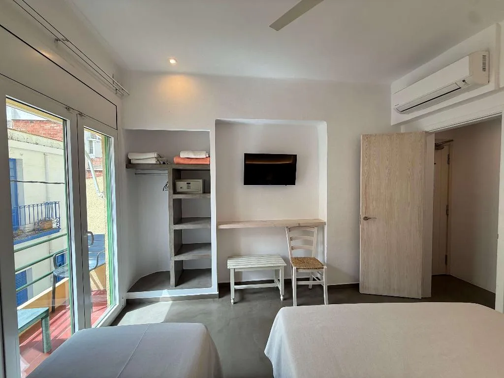 FAMILY ROOM TWO BEDROOMS ONE BATHROOM Room, Hostal Rom, Costa Brava