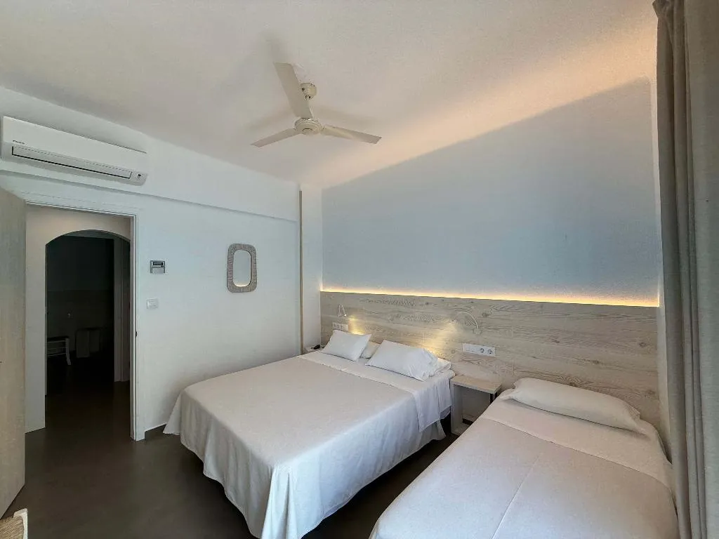 FAMILY ROOM TWO BEDROOMS ONE BATHROOM Room, Hostal Rom, Costa Brava