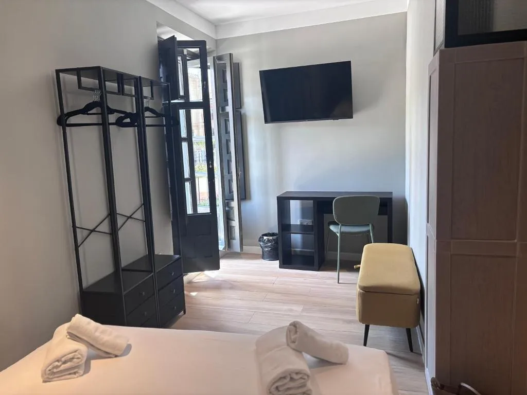 FAMILY ROOM WITH BALCONY Room, Complutum Hostel, Madrid