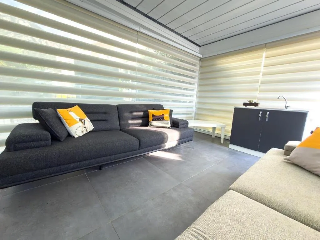 Room, Un Amor Hotel, Dalaman