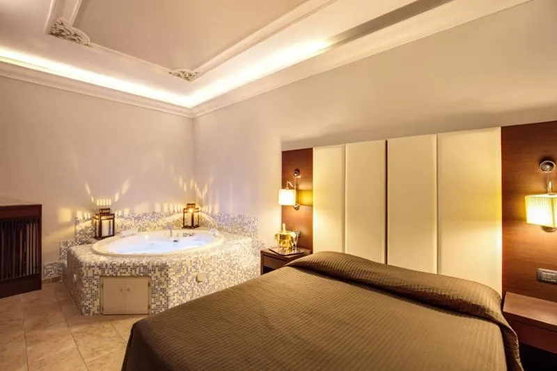 SUITE WITH JACUZZI Room, The Strand, Rome