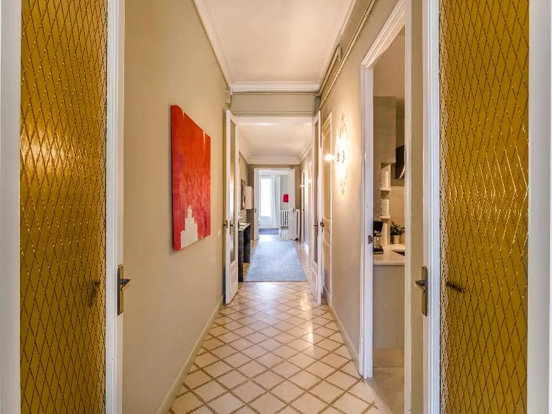 APARTMENT THREE BEDROOMS TWO BATHROOMS Room, Urban District, Barcelona